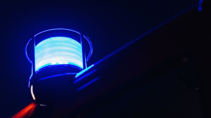 Unfälle - : Das Blaulicht leuchtet auf dem Dach eines Feuerwehrfahrzeugs. Foto: Philipp von Ditfurth/dpa/Symbolbild