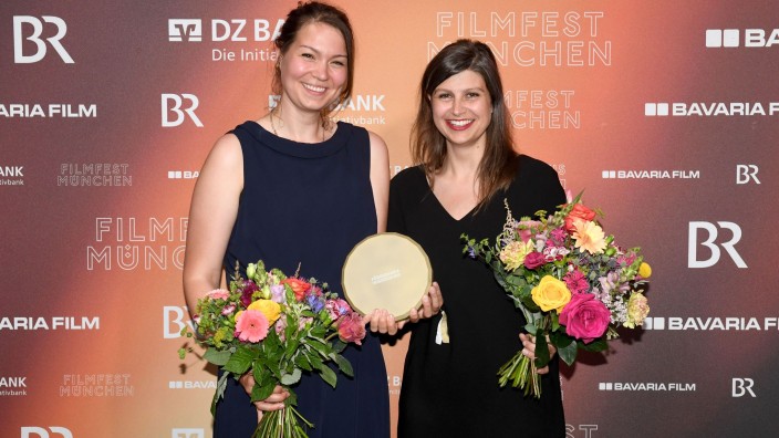 Auszeichnungen - München: Die Preisträgerinnen in der Kategorie Produktion, Laura Klippel (l) und Britta Strampe, halten ihren Preis für "The Ordinaries". Foto: Felix Hörhager/dpa
