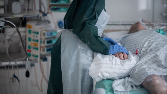Krankenhäuser - Hamburg: Eine Mitarbeiterin der Pflege betreut einen Covid-Patienten. Foto: Fabian Strauch/dpa/Symbolbild