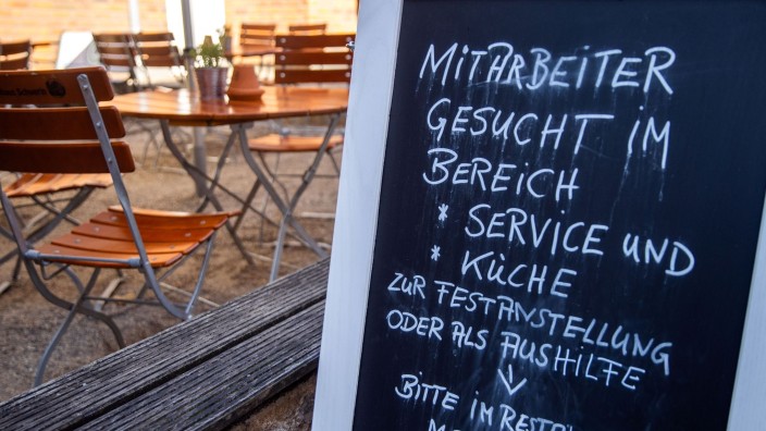 Arbeitsmarkt - Dresden: Auf einer Tafel vor einem Restaurant wird nach Mitarbeitern für den Service- und Küchenbereich gesucht. Foto: Jens Büttner/dpa-Zentralbild/dpa/Archivbild