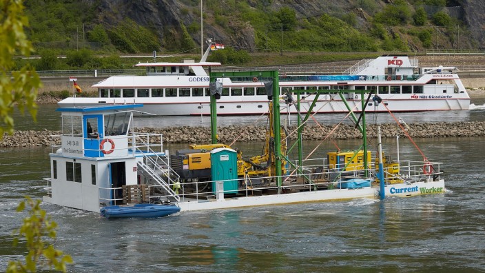 Energie - Bingen am Rhein: Ein Arbeitsboot bohrt Löcher für die Verankerungsketten von Strom-Bojen im Rhein. Foto: Thomas Frey/dpa/Archivbild