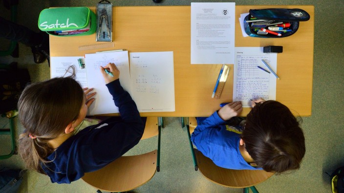 Bildung - Halle (Saale): Eine Schülerin und ein Schüler sitzen bei einer Mathematik-Olympiade in einem Klassenzimmer. Foto: Martin Schutt/dpa-Zentralbild/dpa/Archivbild
