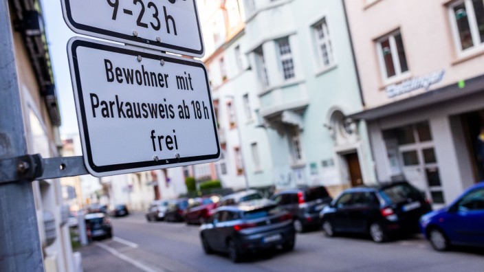 Verkehr - Stuttgart: Ein Schild mit der Aufschrift "Bewohner mit Parkausweis frei" in Freiburg. Foto: Philipp von Ditfurth/dpa/Archivbild