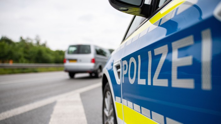 Verkehr - Bremen: Ein Streifenwagen der Polizei steht auf einer Straße. Foto: Guido Kirchner/dpa/Symbolbild