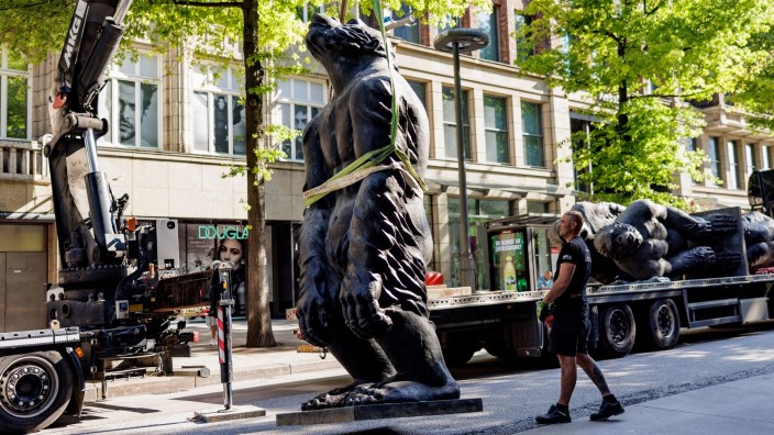 Kunst - Hamburg: Über drei Meter große Affen-Skulpturen des chinesischen Künstlers Liu Ruowang werden aufgestellt. Foto: Axel Heimken/dpa