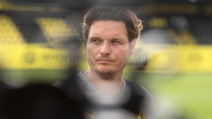 Fußball - Dortmund: Trainer Edin Terzic gibt nach dem Training Interviews. Foto: Bernd Thissen/dpa/Archivbild