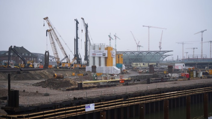 Bau - Hamburg: Schweres Baugerät steht auf der Baustelle des geplanten Elbtowers an den Elbbrücken. Foto: Marcus Brandt/dpa/Archivbild