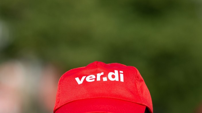 Tarife - Neu-Isenburg: Ein Angestellter trägt eine Mütze mit dem Verdi-Logo. Foto: Christophe Gateau/dpa/Symbolbild