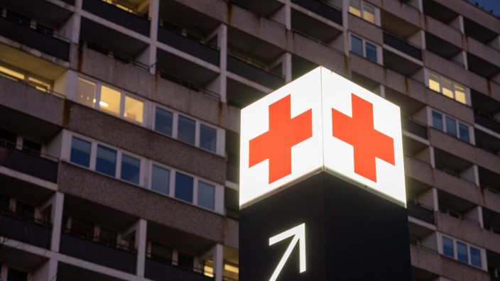 Gesundheit - Kiel: Ein Pfeil weist den Weg zur Notaufnahme eines Krankenhauses. Foto: Julian Stratenschulte/dpa/Symbolbild
