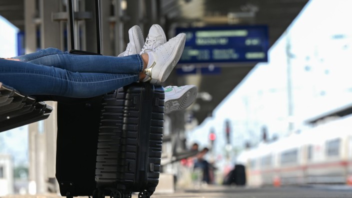 Tourismus - Berlin: Zwei Reisegäste warten an einem Bahnhof am Gleis. Foto: Arne Dedert/dpa/Symbolbild