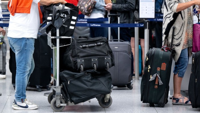 Landtag - Mainz: Passagiere stehen mit ihrem Gepäck an einem Check-in-Schalter am Flughafen. Foto: Sven Hoppe/dpa/Symbolbild