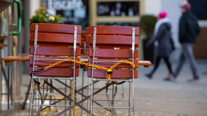 Gastgewerbe - Rostock: Tische und Stühle stehen vor einem Restaurant. Foto: Sven Hoppe/dpa