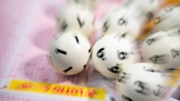 Glücksspiele - : Lotto-Kugeln liegen auf einem Lottoschein. Foto: Tom Weller/dpa/Symbolbild