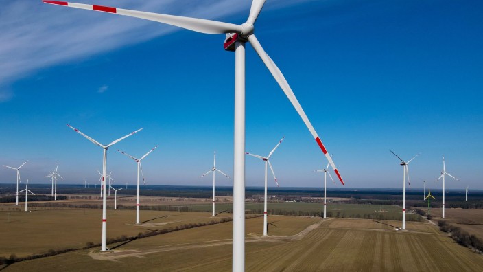 Energie - Hamburg: Windräder drehen sich in einem Windpark. Foto: Patrick Pleul/dpa-Zentralbild/dpa/Symbolbild