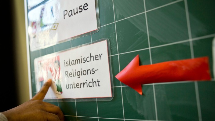 Justiz - München: An einer Tafel hängt ein Etikett mit der Aufschrift "islamischer Religionsunterricht". Foto: Frank Rumpenhorst/dpa/Archivbild