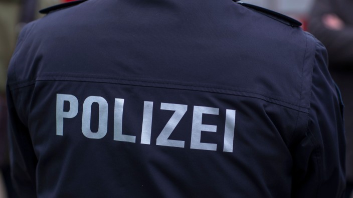 Kriminalität - Schenefeld: "Polizei" steht auf der Uniform eines Polizisten. Foto: Jens Büttner/zb/dpa/Symbolbild