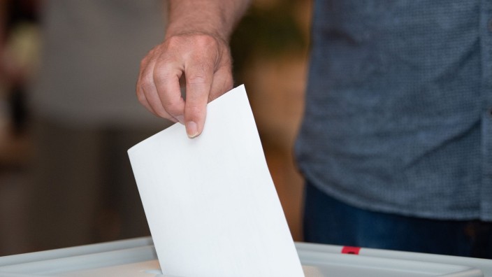 Wahlen - Berlin: Ein Wähler wirft in einem Wahllokal seinen Stimmzettel in die Wahlurne. Foto: Sebastian Kahnert/dpa-Zentralbild/dpa/Symbolbild