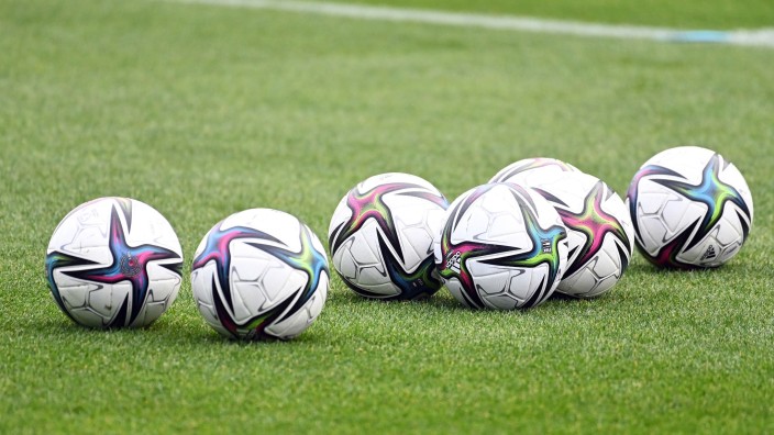 Fußball - Zell am Ziller: Spielbälle liegen auf dem Rasen. Foto: Swen Pförtner/dpa/Symbolbild