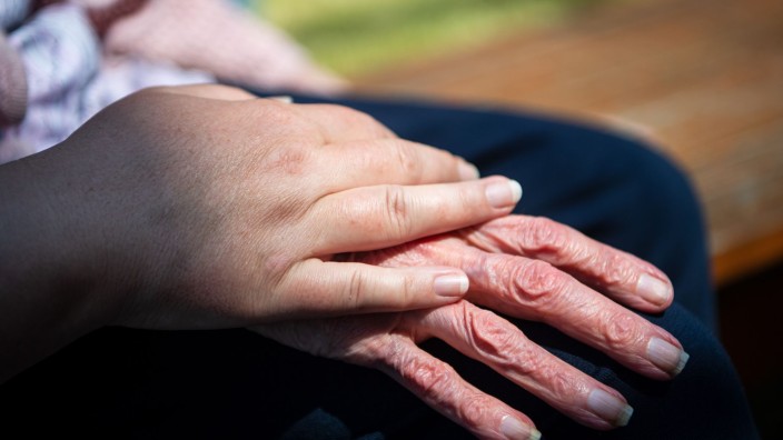 Parteien - Stuttgart: Eine Pflegekraft legt ihre Hand auf die einer Bewohnerin eines Seniorenheims. Foto: Sina Schuldt/dpa/Symbolbild