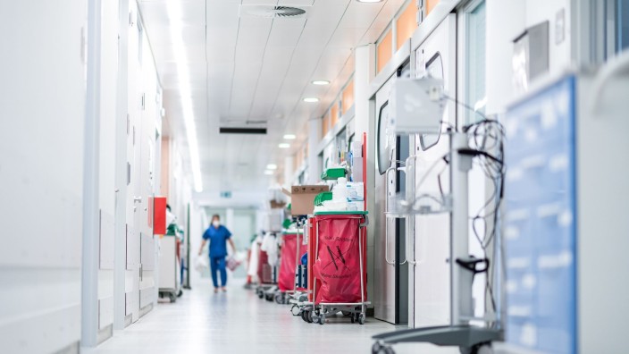 Krankenhäuser - Hannover: Eine Pflegekraft geht auf einer Intensivstation über den Flur. Foto: Fabian Strauch/dpa/Symbolbild