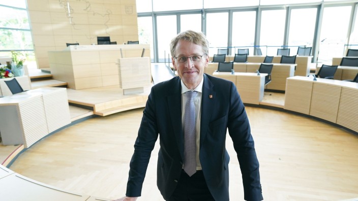 Regierung - Kiel: Daniel Günther, Ministerpräsident von Schleswig-Holstein, steht im Landtag. Foto: Marcus Brandt/dpa/Archivbild