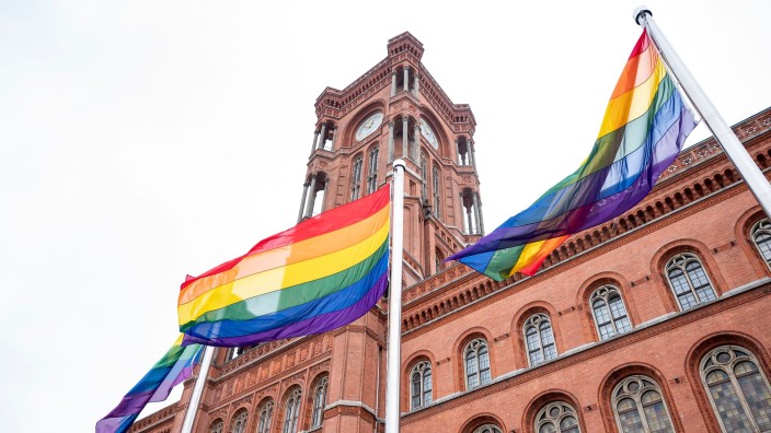Senat - Berlin: Die Regenbogenflagge hängt vor dem Roten Rathaus anlässlich der Pride Weeks vor dem Christopher-Street-Day. Foto: Fabian Sommer/dpa/Archivbild