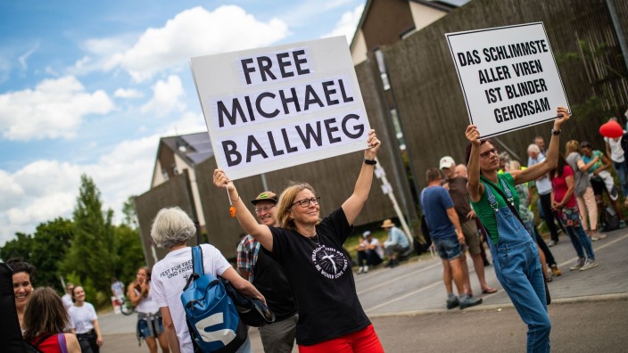 Demonstrationen - Stuttgart: „Free Michael Ballweg“ und „Das schlimmste aller Viren ist blinder Gehorsam“ steht auf Schildern. Foto: Christoph Schmidt/dpa