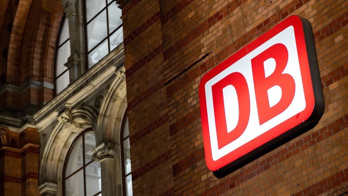 Bahn - Grafing bei München: Das Logo der Deutschen Bahn (DB). Foto: Hauke-Christian Dittrich/dpa/Symbolbild