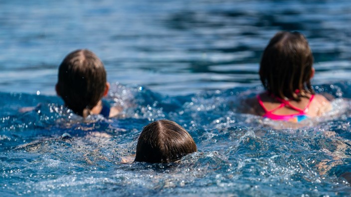 Schulen - Hannover: Kinder schwimmen in einem Schwimmbecken. Foto: Nicolas Armer/dpa/Symbolbild