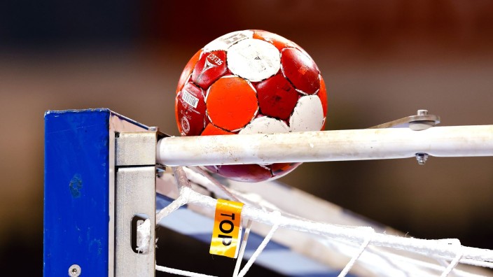 Handball - Mannheim: Ein Handball liegt auf einem Tor. Foto: Frank Molter/dpa/Symbolbild