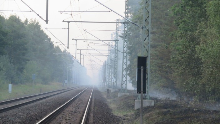 Bahn - Stendal: Rauch ist über der Bahnstrecke zwischen Stendal und Angern am Mittwochnachmittag zu sehen. Foto: Wolfang Benndorf/dpa