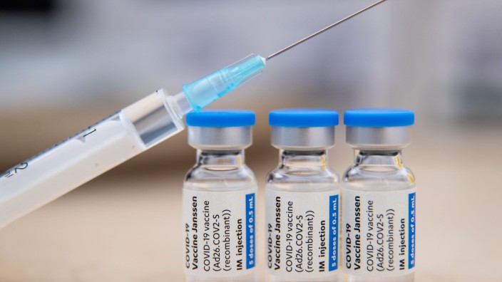 Gesundheit - München: Ampullen mit dem Corona-Impfstoff von Johnson &amp; Johnson stehen auf einem Tisch. Foto: Daniel Karmann/dpa/Symbolbild