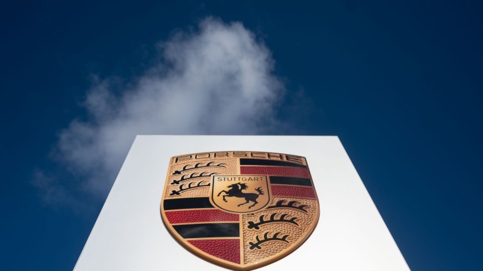Auto - Weissach: Das Logo der Porsche AG ist vor leicht bewölktem Himmel zu sehen. Foto: Marijan Murat/dpa/Archivbild