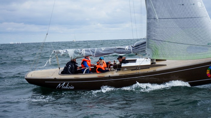 Segeln - Lorient: Der Segler Boris Herrmann segelt mit Kindern auf dem Boot "Malizia". Foto: -/Kiel-Marketing /dpa/Archivbild