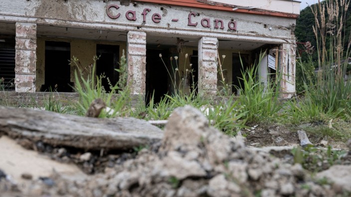 Unternehmen - Bad Neuenahr-Ahrweiler: Das bei der Ahr-Flut vor einem Jahr zerstörte Cafe Lang in Altenahr. Foto: Boris Roessler/dpa/Archivbild