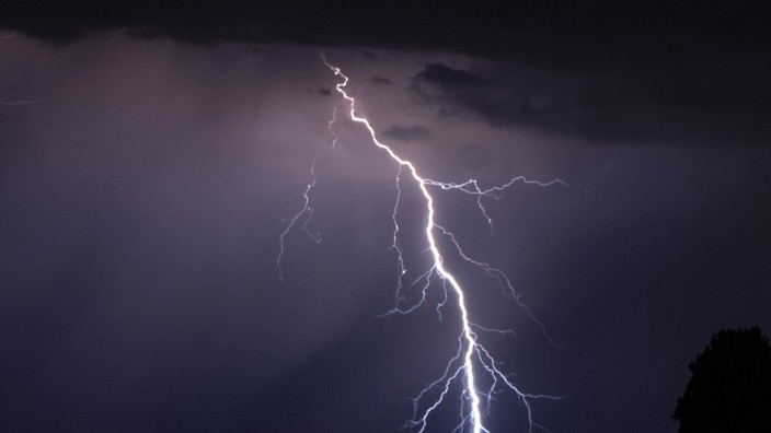 Wetter - Essen: Blitze entladen sich während eines Gewitters. Foto: Robert Michael/dpa-Zentralbild/dpa/Symbolbild