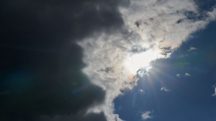 Wetter - : Die Sonne kommt hinter Regenwolken hervor. Foto: Annette Riedl/dpa/Symbolbild