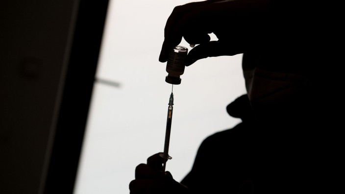 Gesundheit - Mainz: Ein medizinischer Mitarbeiter befüllt eine Spritze mit einem der Impfstoffe gegen das Coronavirus. Foto: Daniel Bockwoldt/dpa/Symbolbild