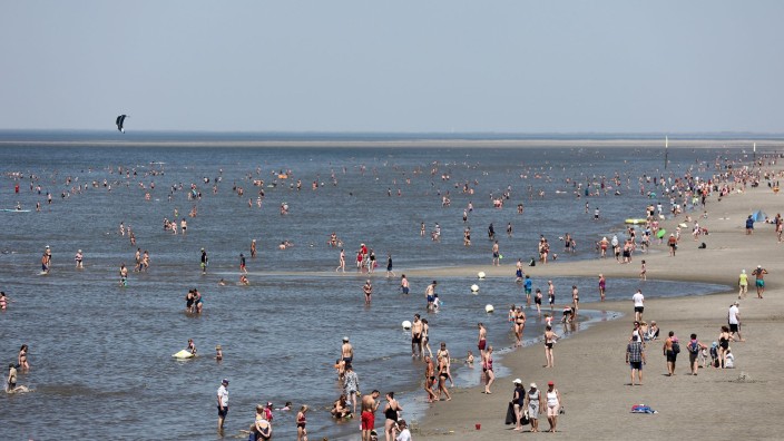 Wetter - Kiel: Zahlreiche Besucher sind im Wasser am Strand von St. Peter-Ording unterwegs. Foto: Bodo Marks/dpa