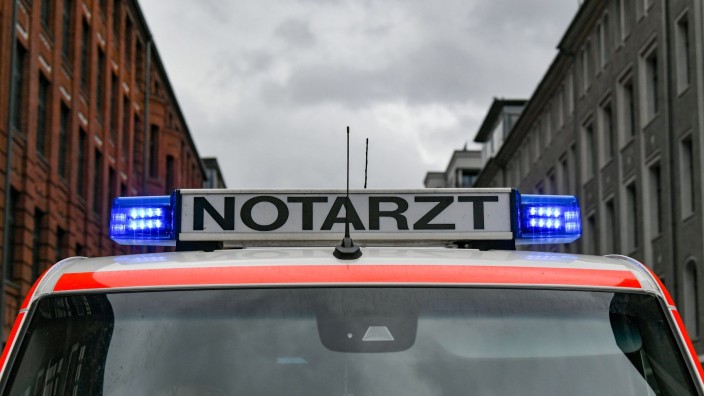 Gesundheit - Greifswald: Ein Notarztwagen steht mit eingeschaltetem Blaulicht auf der Straße. Foto: Jens Kalaene/zb/dpa/Symbolbild