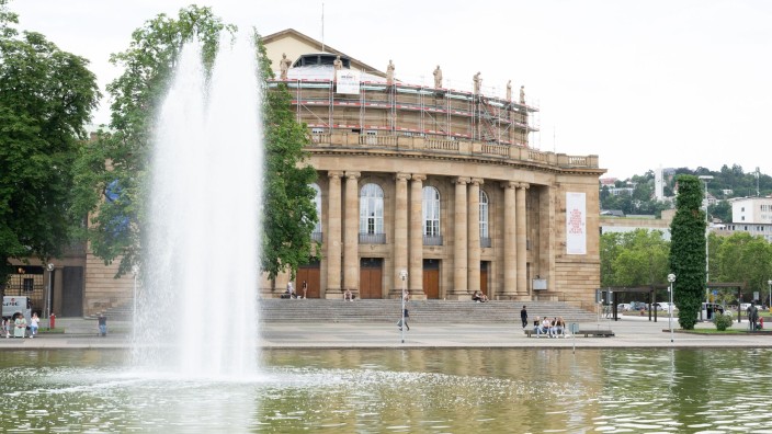 Kultur - Stuttgart: Das Opernhaus Stuttgart vor dem Eckensee mit einer Wasserfontäne. Foto: Bernd Weißbrod/dpa/Archivbild