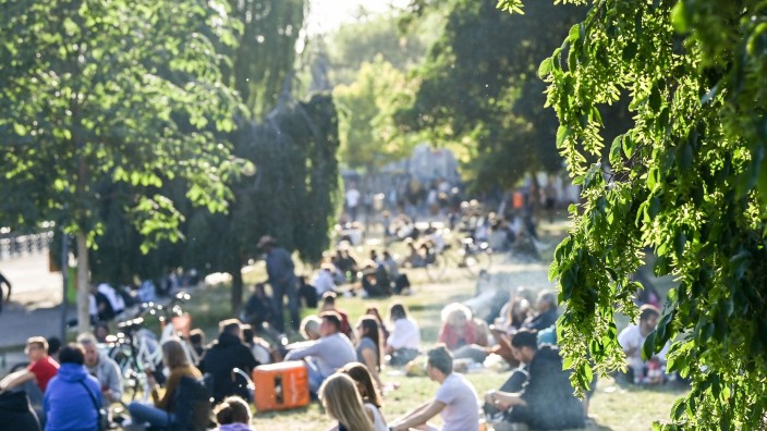 Kriminalität - Berlin: Zahlreiche Menschen sitzen im Licht der untergehenden Sonne auf einer Wiese im James-Simon-Park. Foto: Jens Kalaene/dpa-Zentralbild/dpa/Archivbild