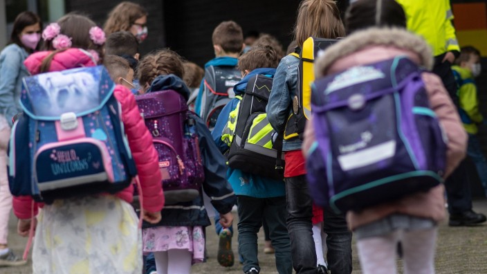 Schulen - Düsseldorf: Kinder laufen in ihr Klassenzimmermit ihren Schultaschen. Foto: Bernd Thissen/dpa/Archivbild