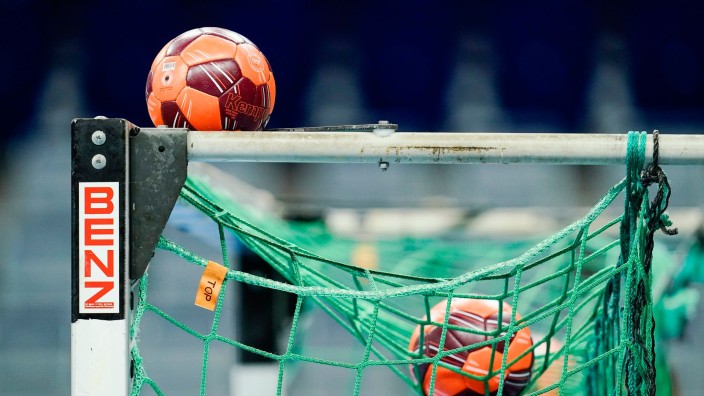 Handball - Flensburg: Spielbälle liegen im Netz eines Handball-Tors. Foto: Uwe Anspach/dpa/Symbolbild