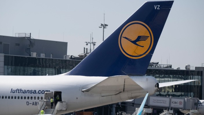 Tarife - Frankfurt am Main: Eine Passagiermaschine der Lufthansa steht auf dem Vorfeld des Frankfurter Flughafens. Foto: Boris Roessler/dpa/Archivbild