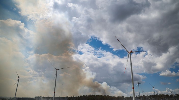 Brände - Falkenberg/Elster: Dunkle Rauchwolken über einem Waldbrand. Foto: Jan Woitas/dpa