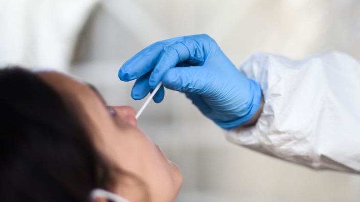 Gesundheit - Hannover: Eine Mitarbeiterin eines Testzentrums entnimmt einer Frau einen Nasenabstrich für einen Corona-Test. Foto: Kira Hofmann/dpa-Zentralbild/dpa/Symbolbild