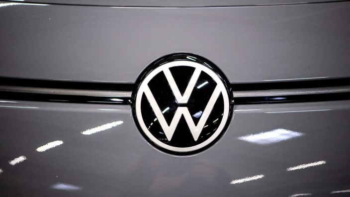 Auto - Wolfsburg: Das Logo von Volkswagen an einem Elektroauto. Foto: Sina Schuldt/dpa/Symbolbild