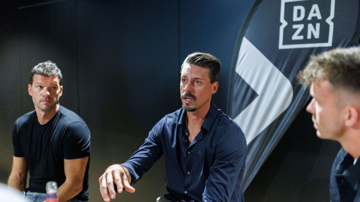 Fußball - Mönchengladbach: Sandro Wagner (M) spricht neben Michael Ballack (l). Foto: Lukas Barth/dpa