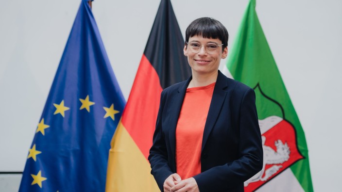 Familie - Düsseldorf: Josefine Paul (Bündnis 90/Die Grünen), Ministerin für Familie in NRW, lächelt. Foto: Marius Becker/dpa